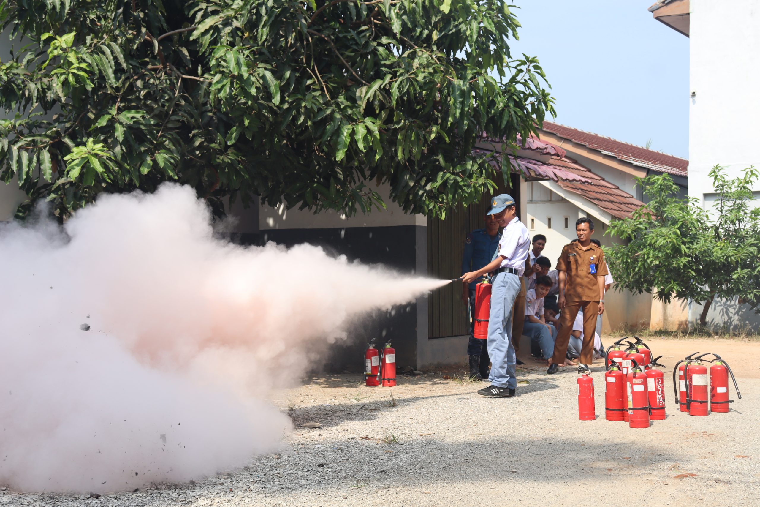 Penanggulangan Simulasi Bencana di SMKN Sukoharjo